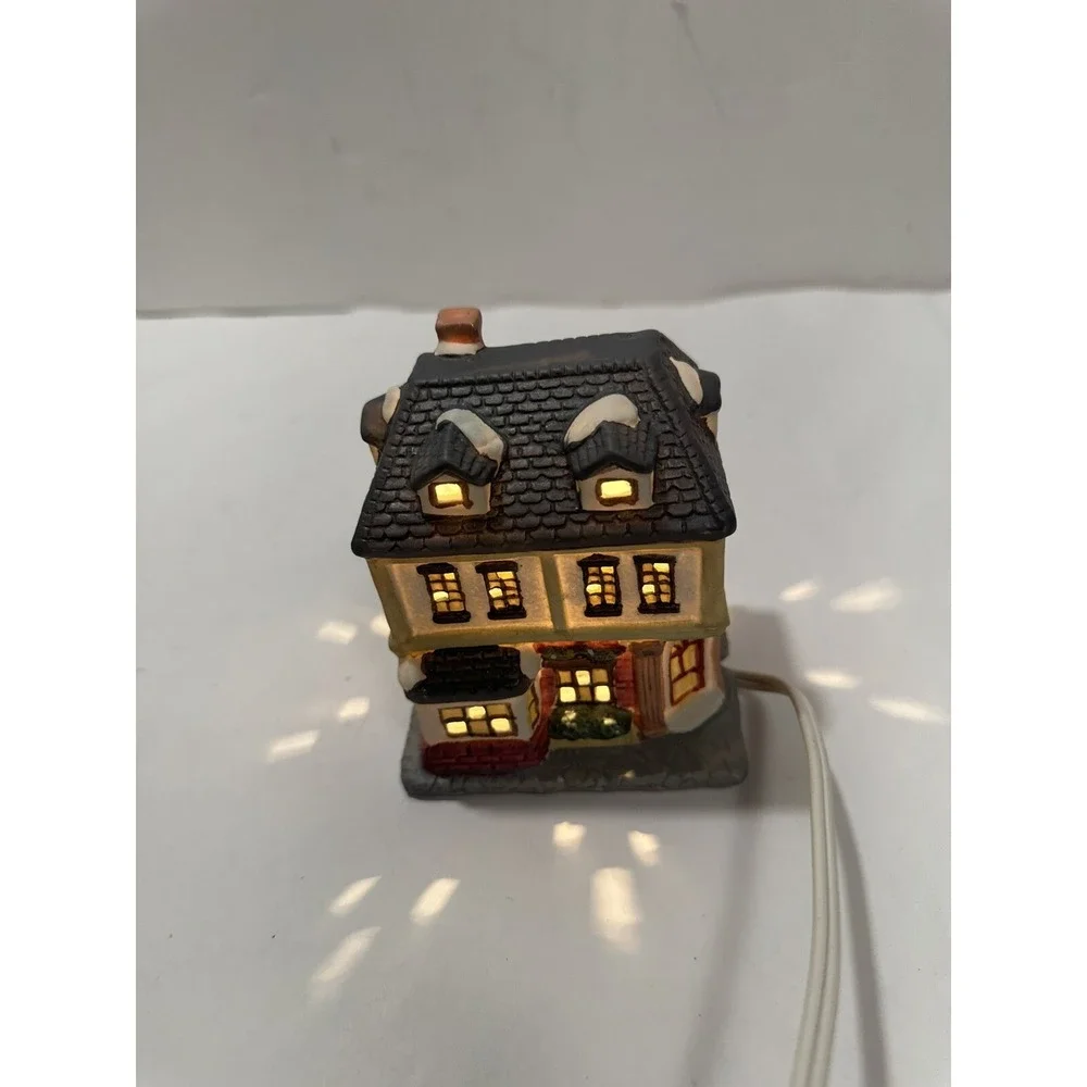 Victorian Village Collectibles Edition Hand Painted  Porcelain House W‎ Light